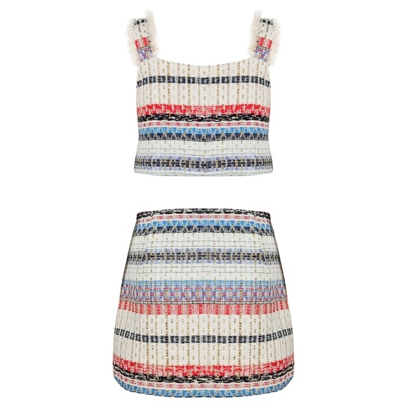 The remake of the Classic Chanel tweed Suit but make it a mini - Picture 2 of 7